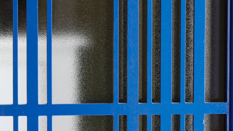 zoom sur une grille de porte d'entrée sur mesure